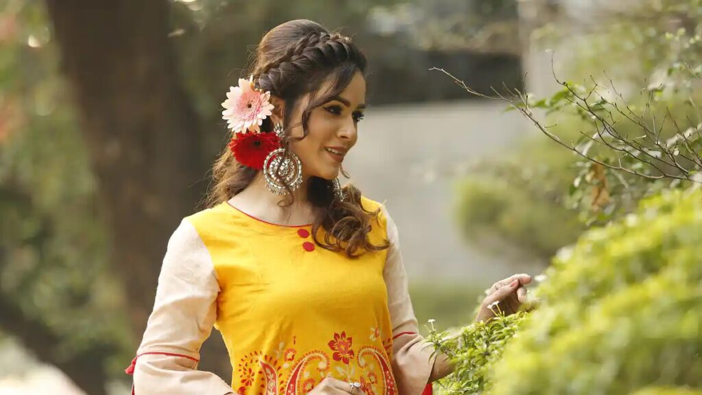 অনুষ্ঠান এর দিনগুলোয় কিভাবে করবেন চুলের সাজসজ্জা অনুষ্ঠান এর দিনগুলোয় কিভাবে করবেন চুলের সাজসজ্জা