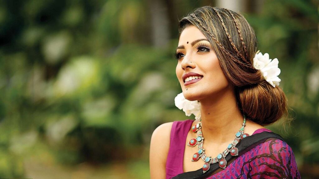 বাহারি খোঁপায় চুলের সাজ